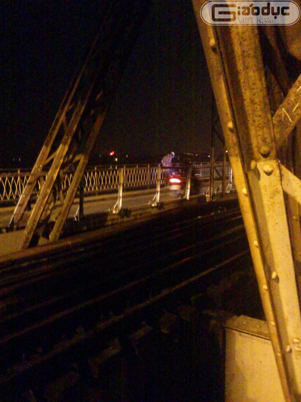 Trong ánh đèn vàng leo lét của cây cầu sắt cổ nhất Hà Thành, những con người dại dột đã tự gieo mình dưới dòng nước sông Hồng để kết thúc cuộc sống